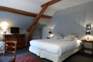 chambre mansardée à grand lit face au parc de l'hôtel la Tonnellerie près de Chambord