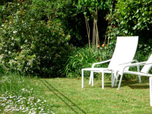 Invitation à la détente autour de la piscine chauffée dans le jardin de l'hotel la Tonnellerie près de Beaugency dans le Loiret